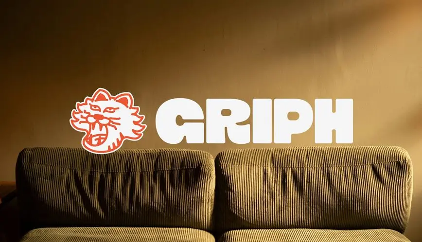 Le logo GRIPH, tigre et nom, au-dessus d'un canapé en velours côtelé.