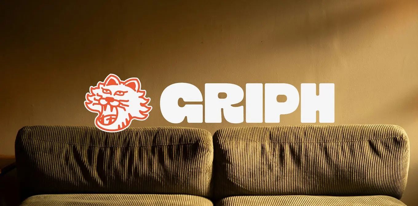 Le logo GRIPH, tigre et nom, au-dessus d'un canapé en velours côtelé.