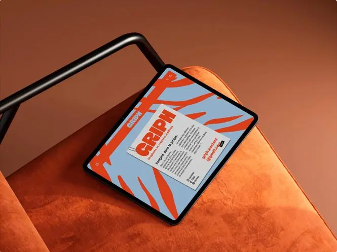 Le site GRIPH sur une tablette posée sur un fauteuil orange.